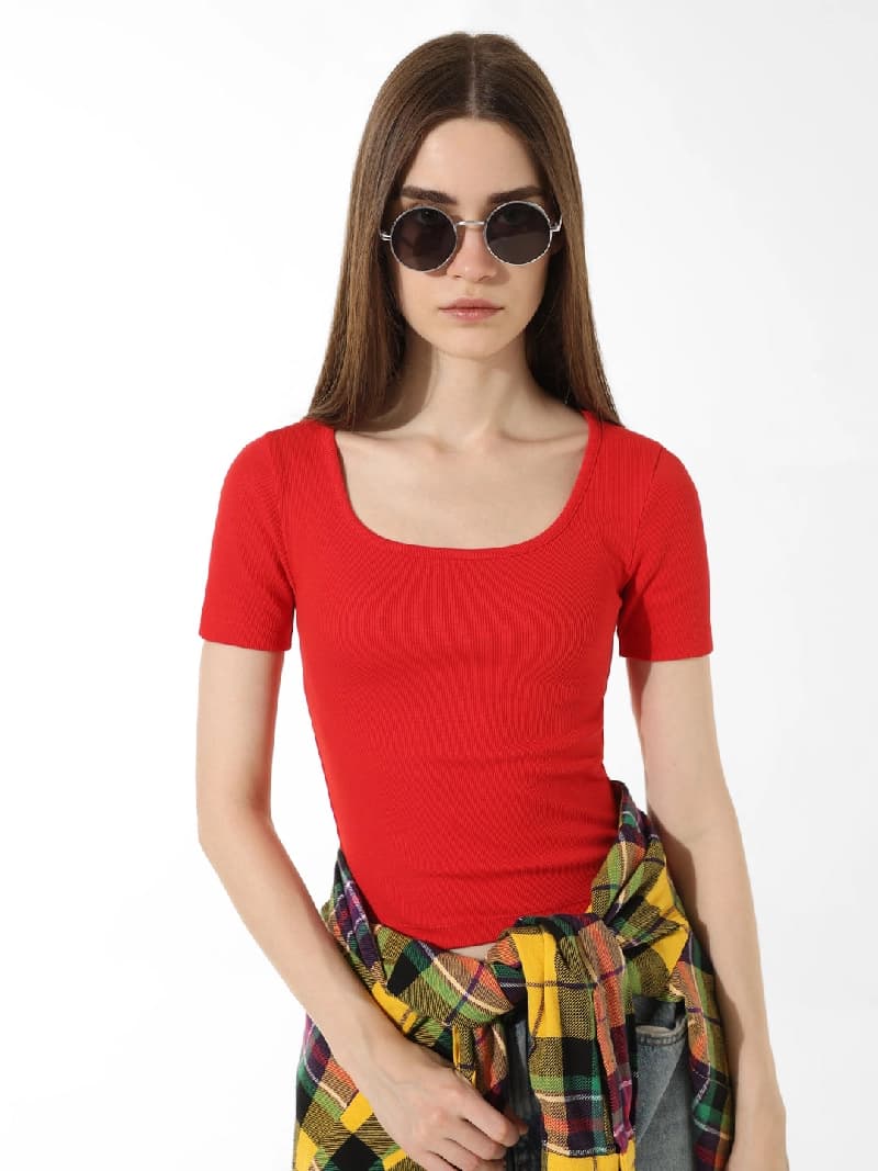 Women's Red Casual Solid Slim Fit Tshirt