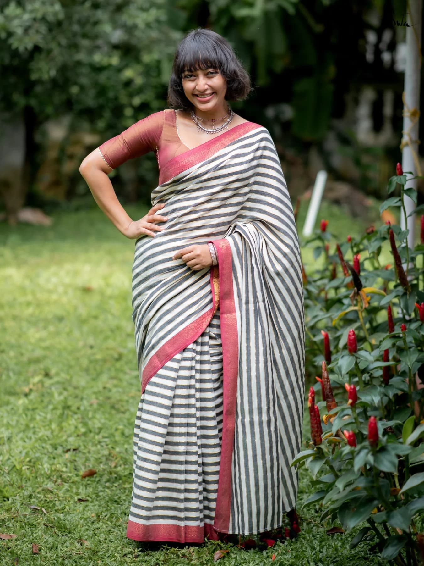 Women's Black Casual Solid Regular Fit Saree