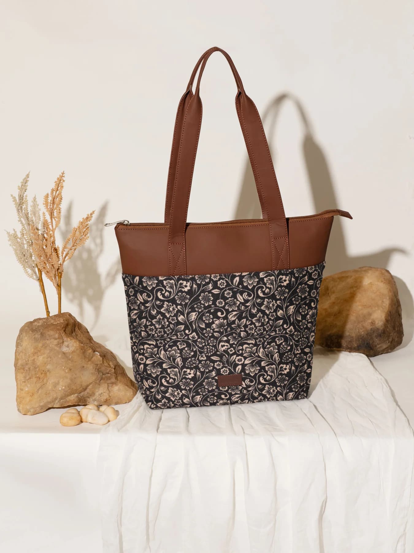 Women's Black Vegan Leather Finish Tote Bag - 15.5L