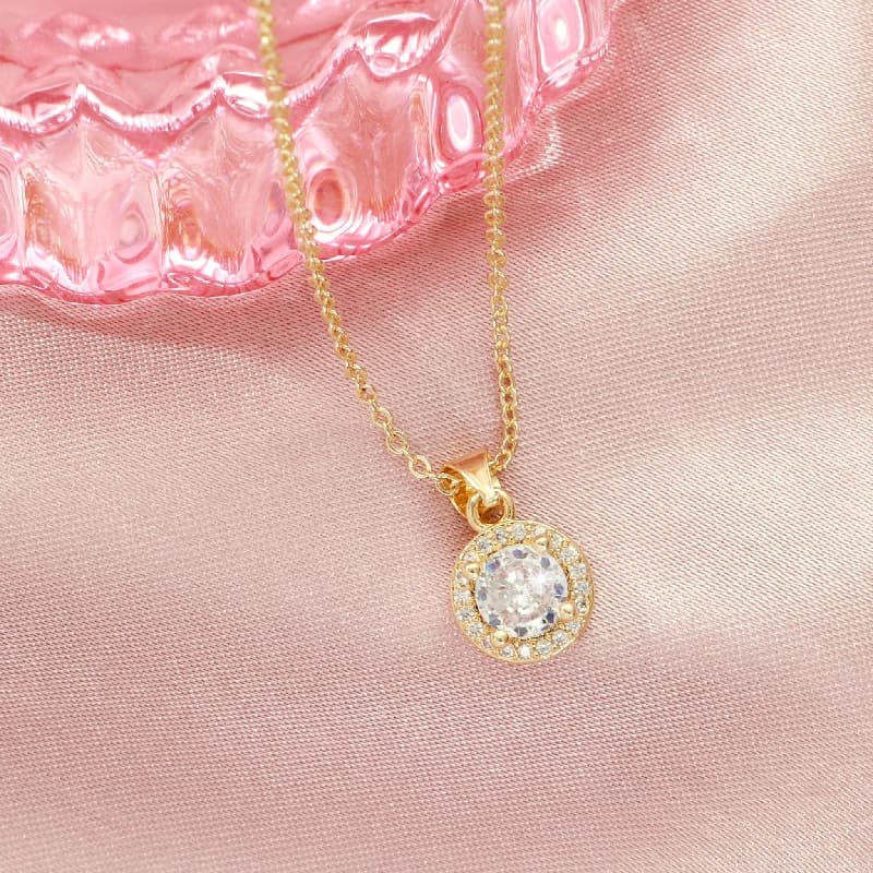 Women's Gleam Kiss Necklace