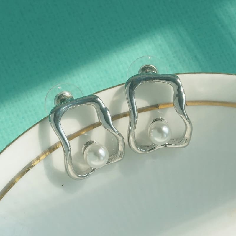 Women's Simple Silver Stud with Small Pearl Stud Earring