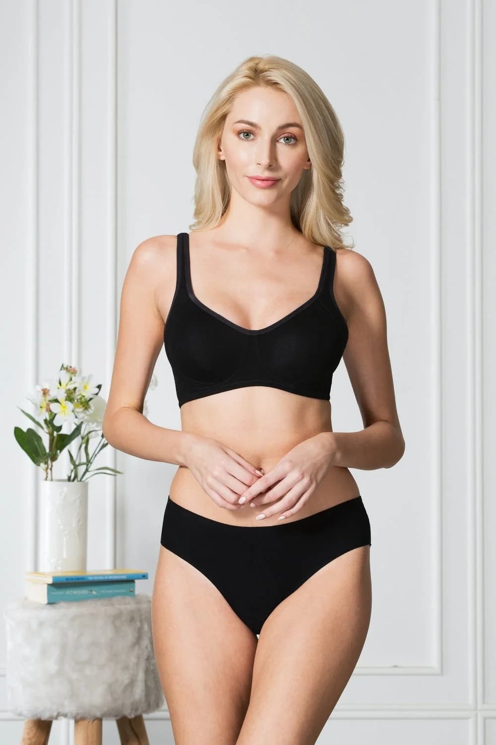 Women's Black Solid Hook Bra
