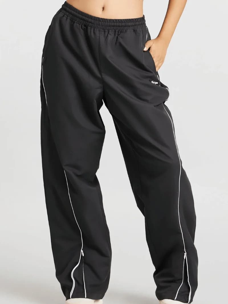 Women's Black Casual Solid Regular Fit Trackpant