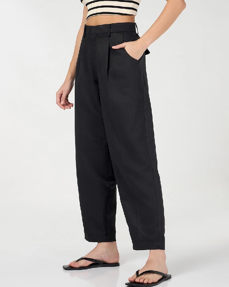 Women's Black Casual Solid Tapered Fit Trouser