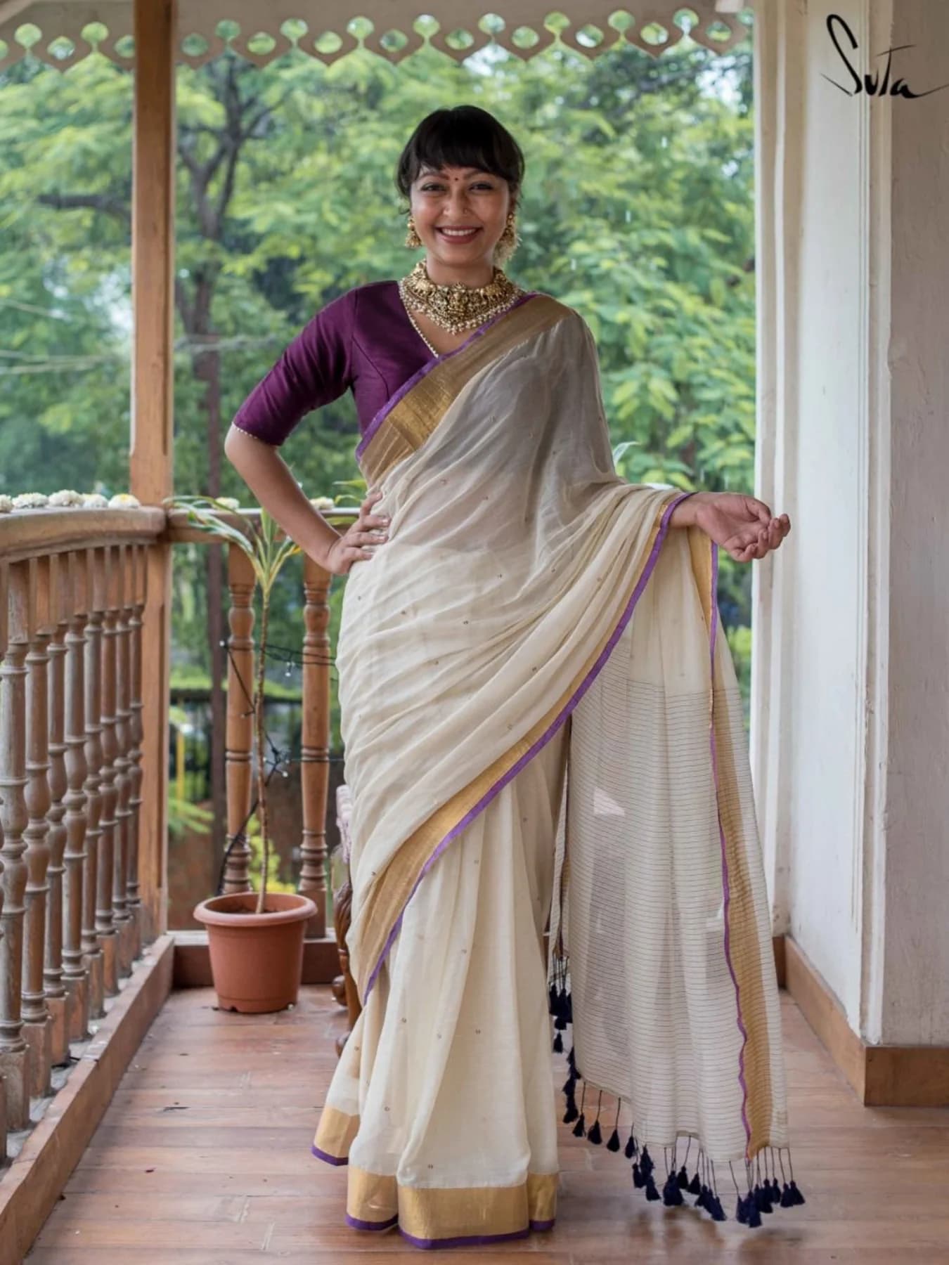 Women's Off White Festive Self-Design Regular Fit Saree