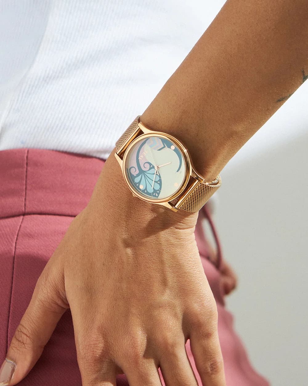Women's White Metal Quartz Analog Digital Urban feathers Watch