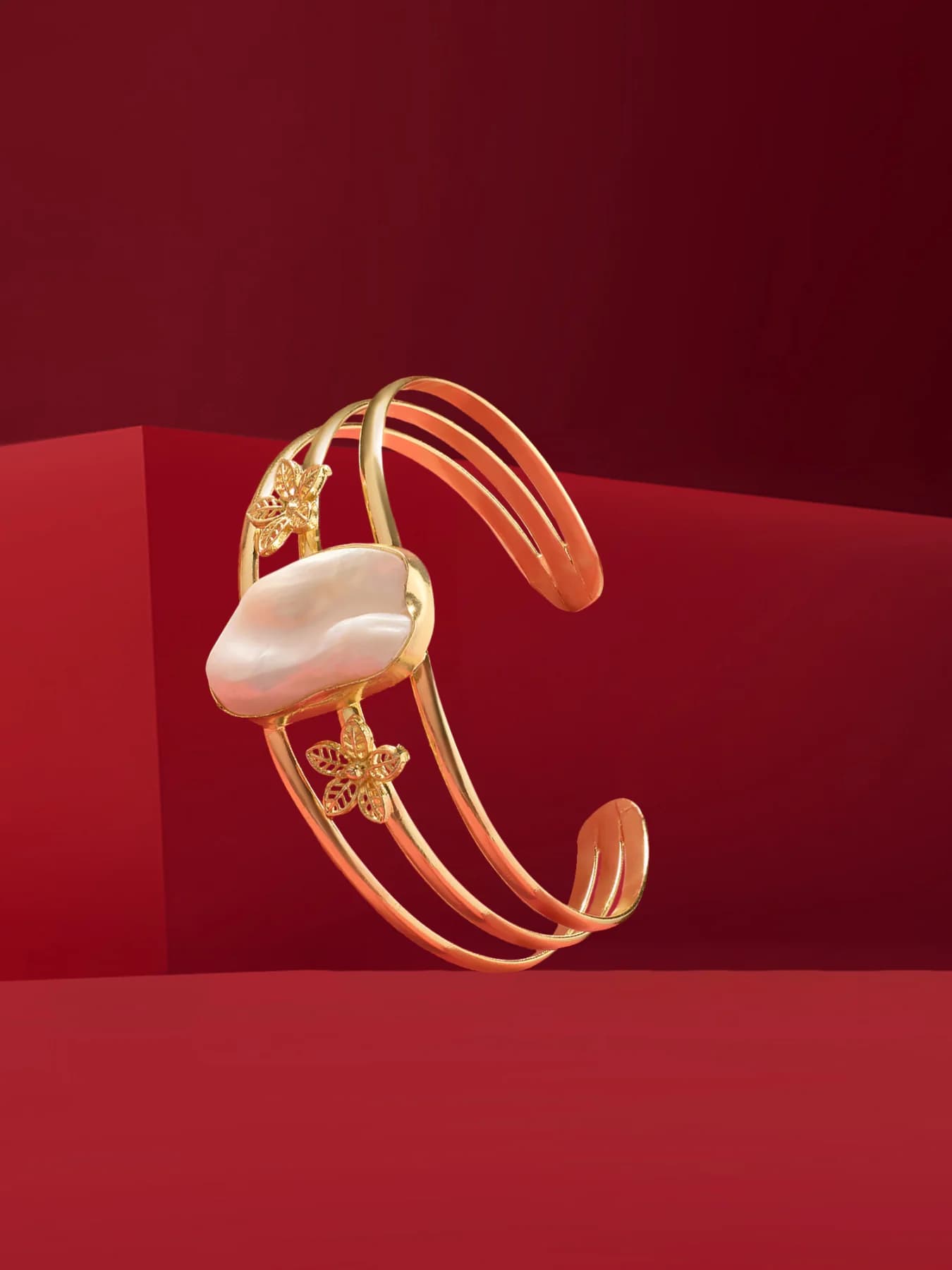 Women's Gold Tone Flowers Classy Contemporary Baroque Pearl Cuff Bracelet