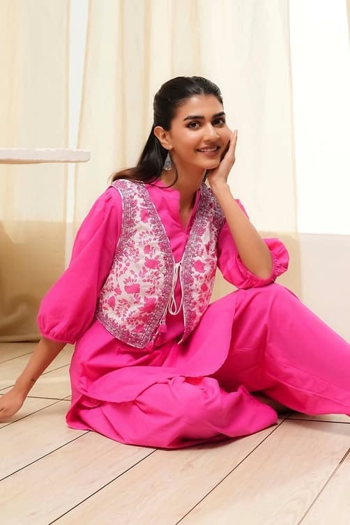 Women's Pink Festive Embroidered Three Quarter Sleeves Kurta Set