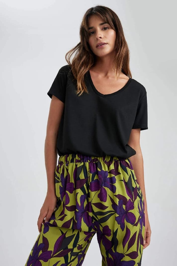 Women's Black Casual Solid Regular Fit Tshirt