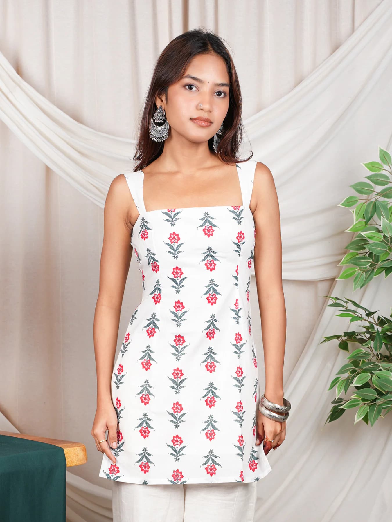 Women's White Casual Slim Fit Sleeveless Kurti