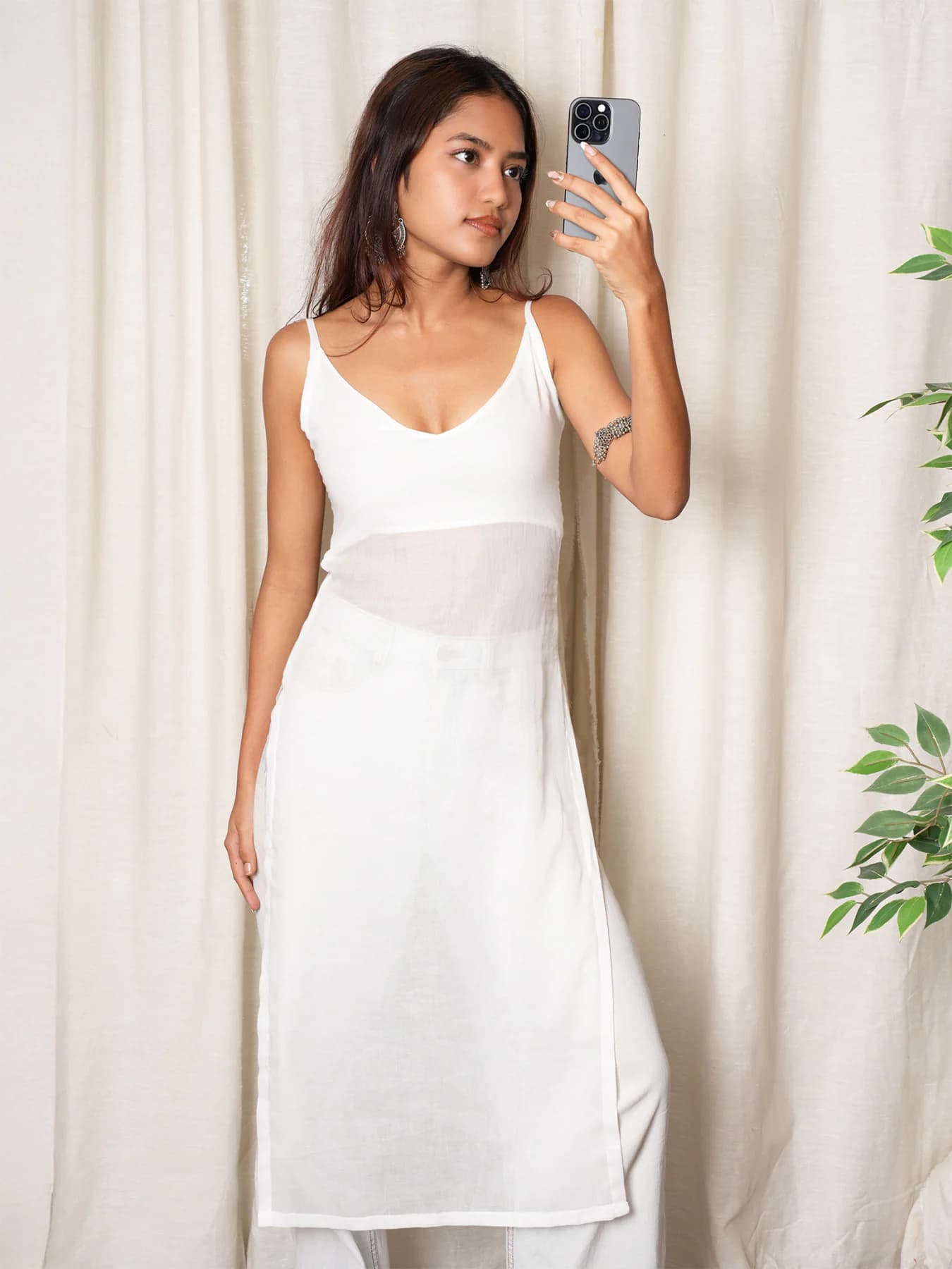Women's White Casual Slim Fit Sleeveless Kurti