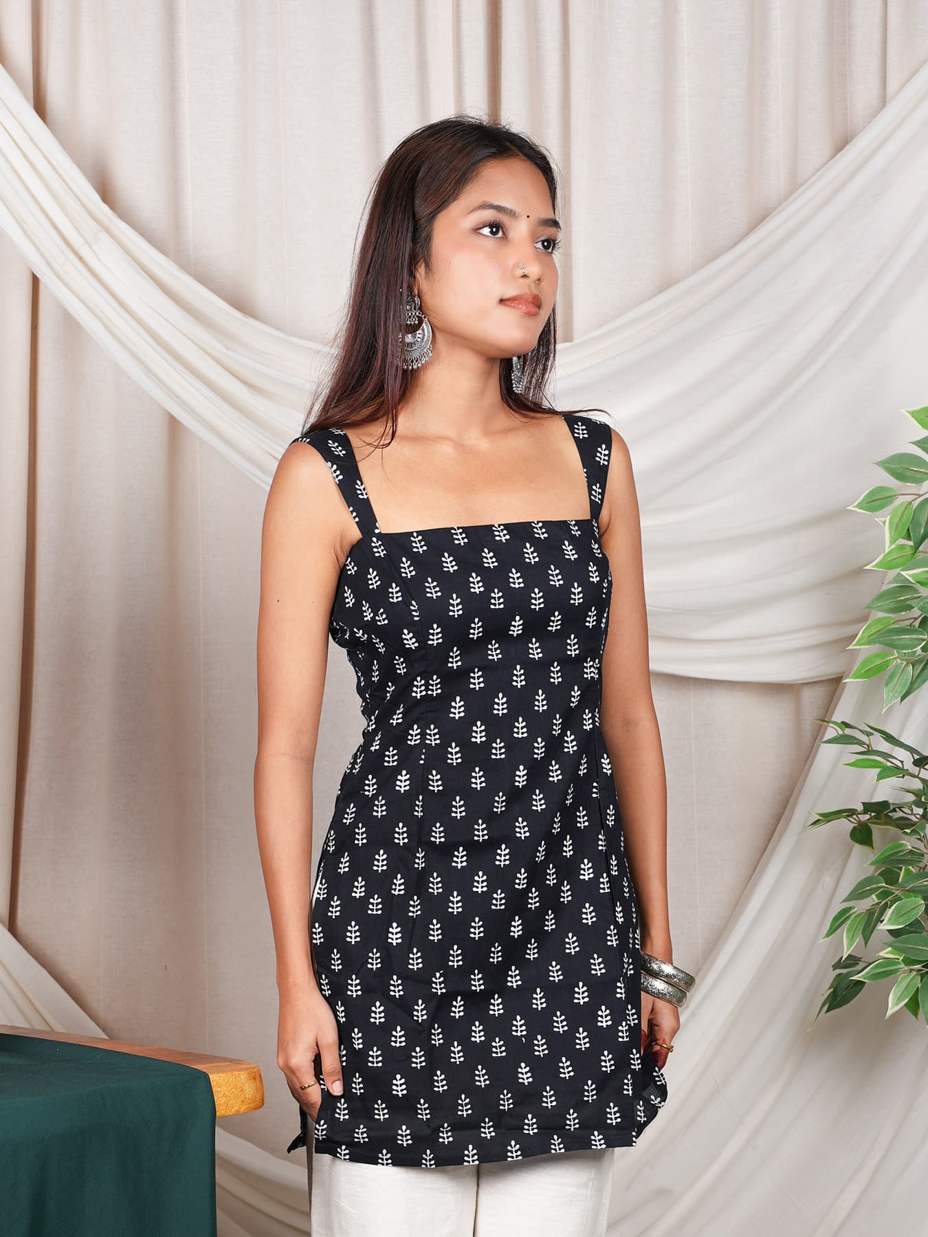 Women's Black Casual Slim Fit Sleeveless Kurti