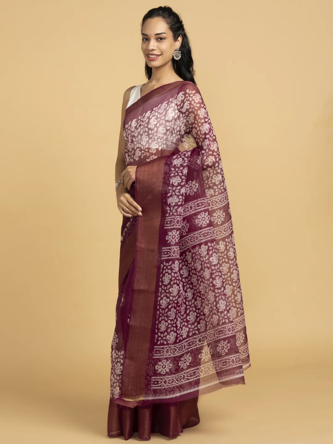 Women's Red Festive Divine Drapes Floral Saree