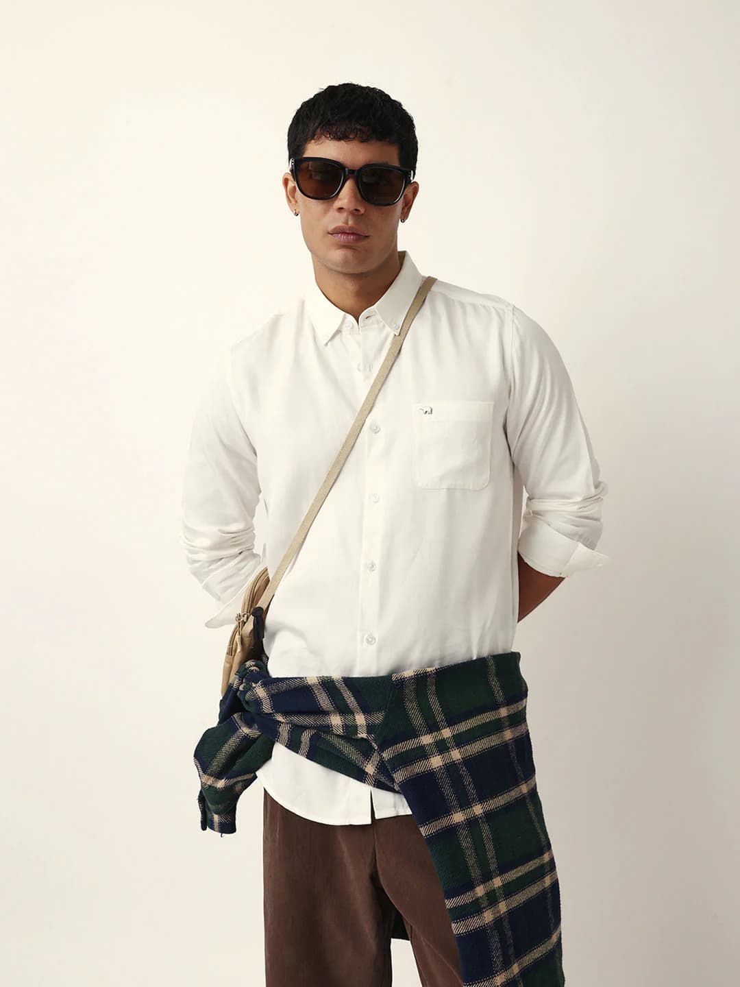 Men's White Solid Slim-Fit Casual Cotton Shirt with Button-Down Collar