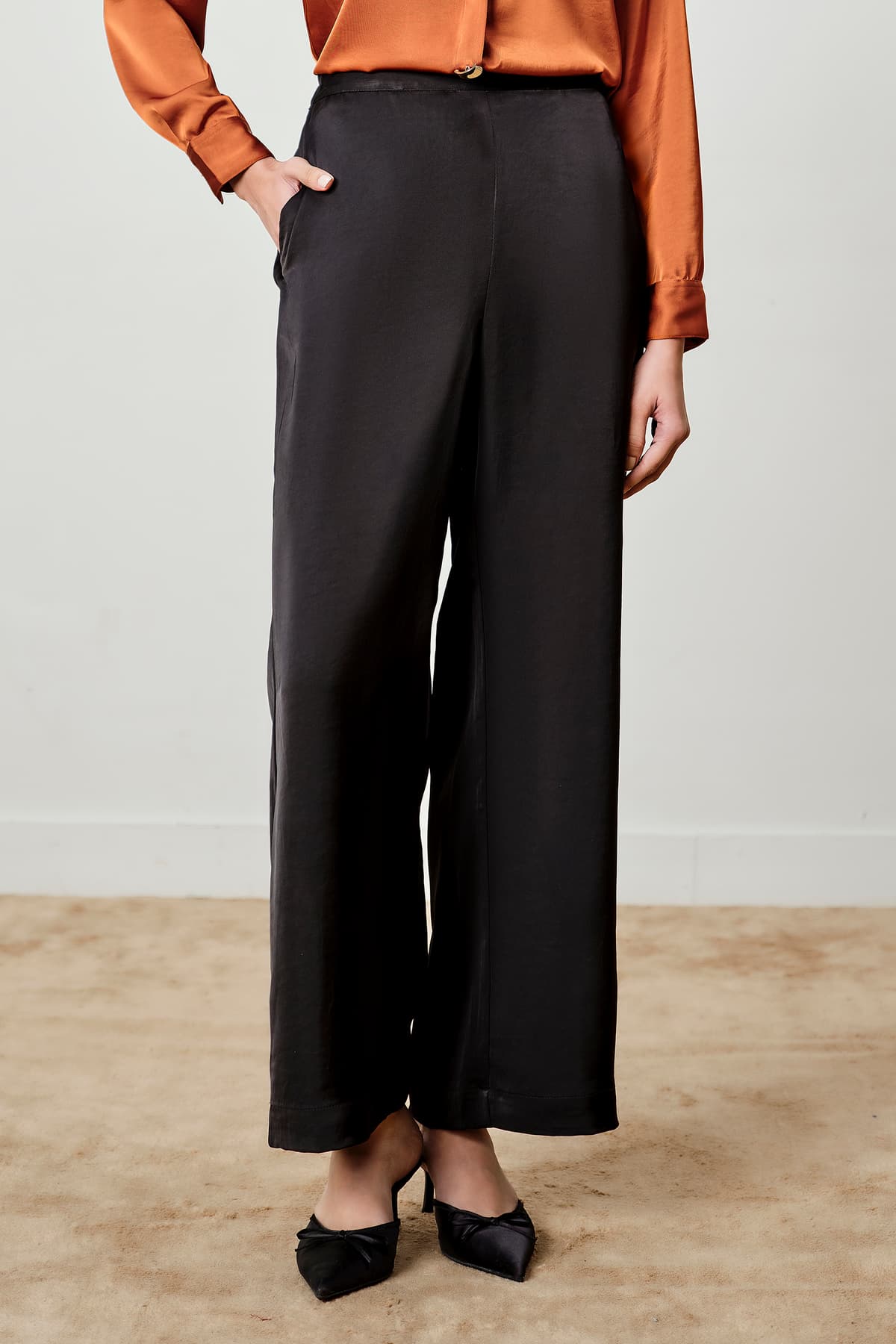 Women's Black Casual Solid Regular Fit Mid Rise Trouser