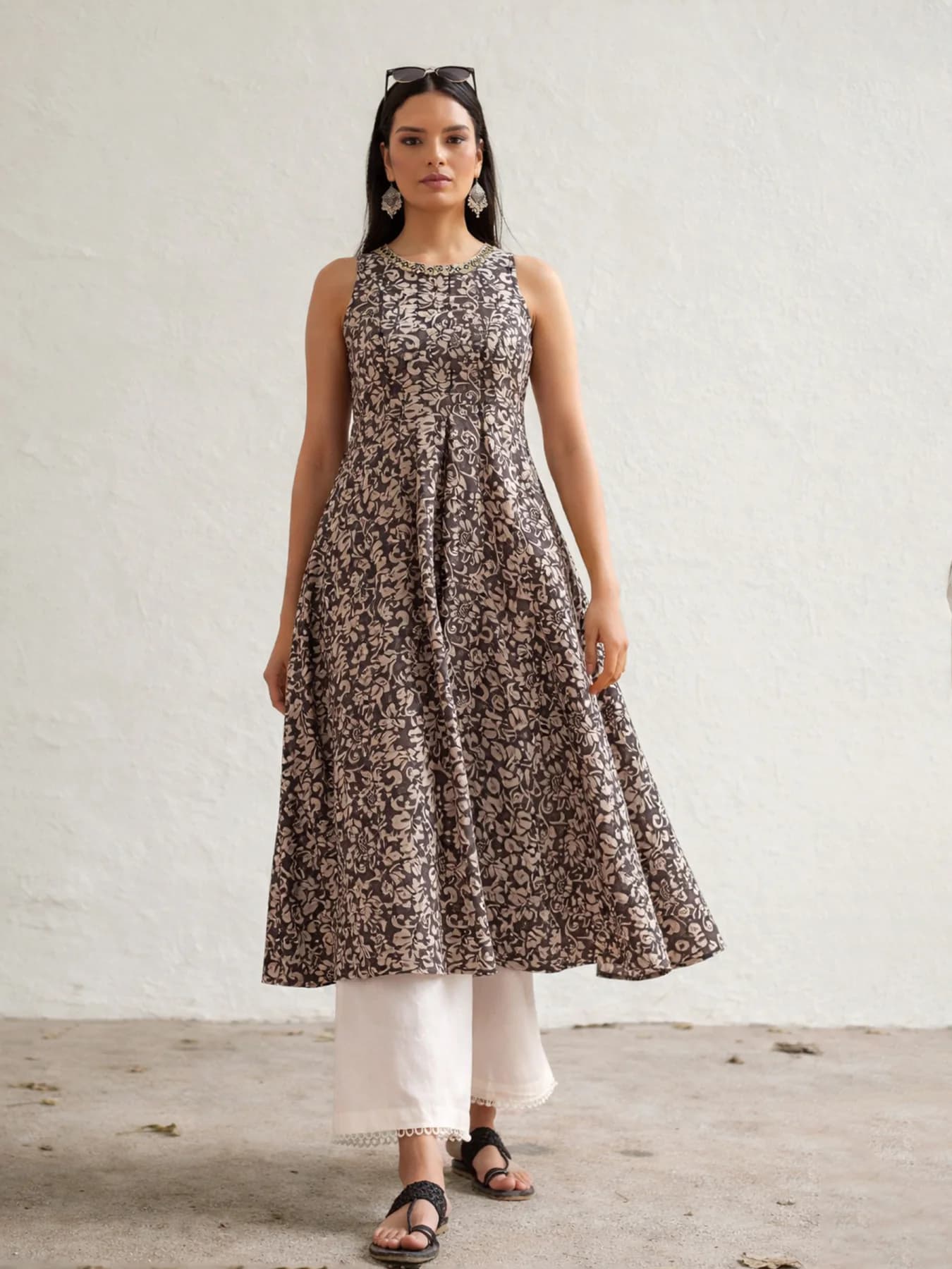 Women's Grey Casual Floral Embroidered Sleeveless Kurta