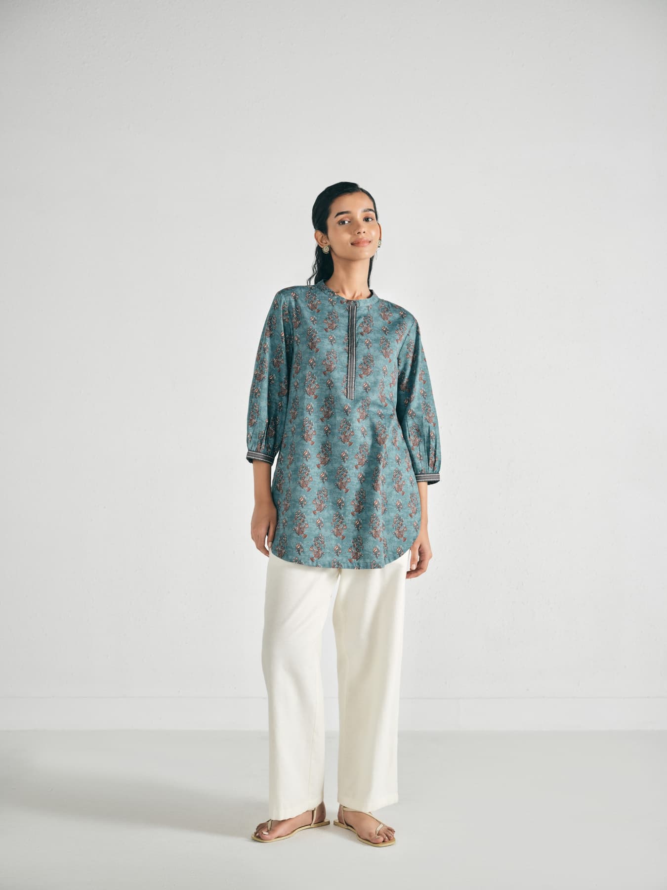Women's Blue Casual Regular Fit Printed Three Quarter Sleeves Kurti