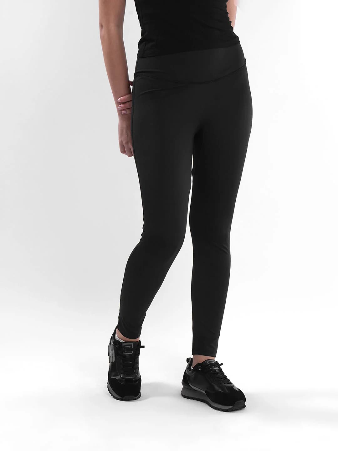 Women's Black Casual Regular Fit Mid Rise Trackpant