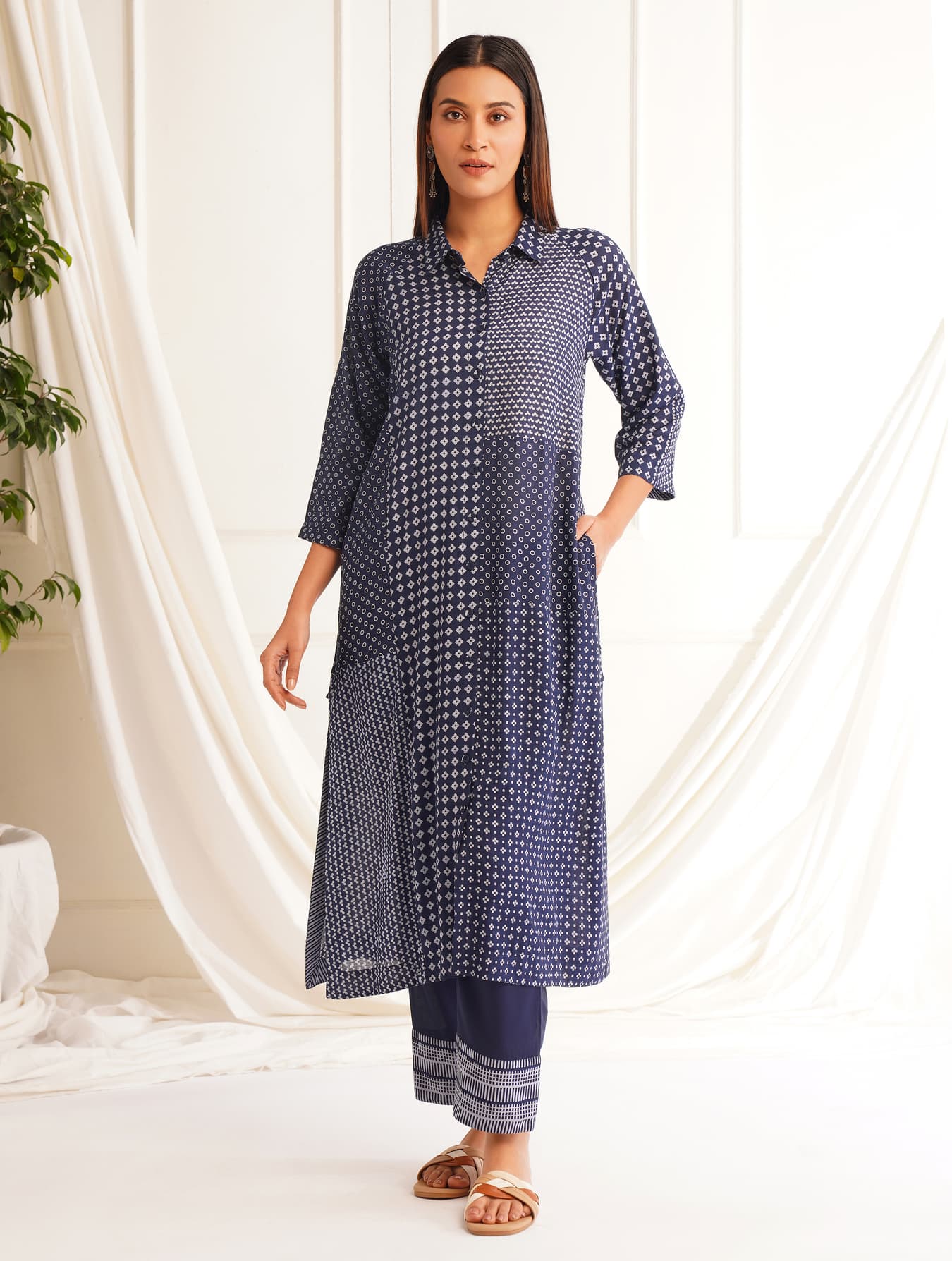 Women's Blue Casual Regular Fit Printed Three Quarter Sleeves Kurta