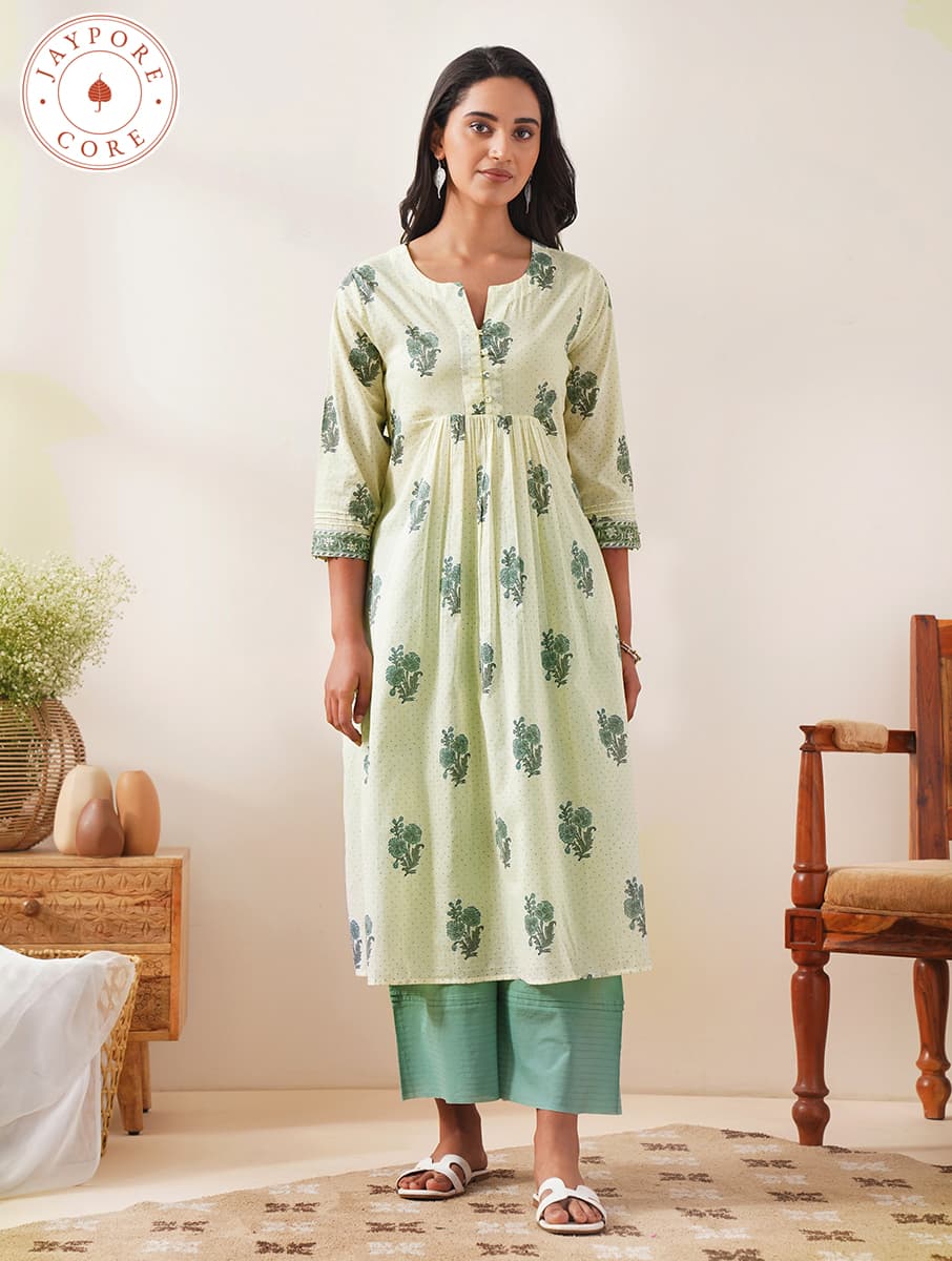 Women's Green Casual Regular Fit Printed Three Quarter Sleeves Kurta