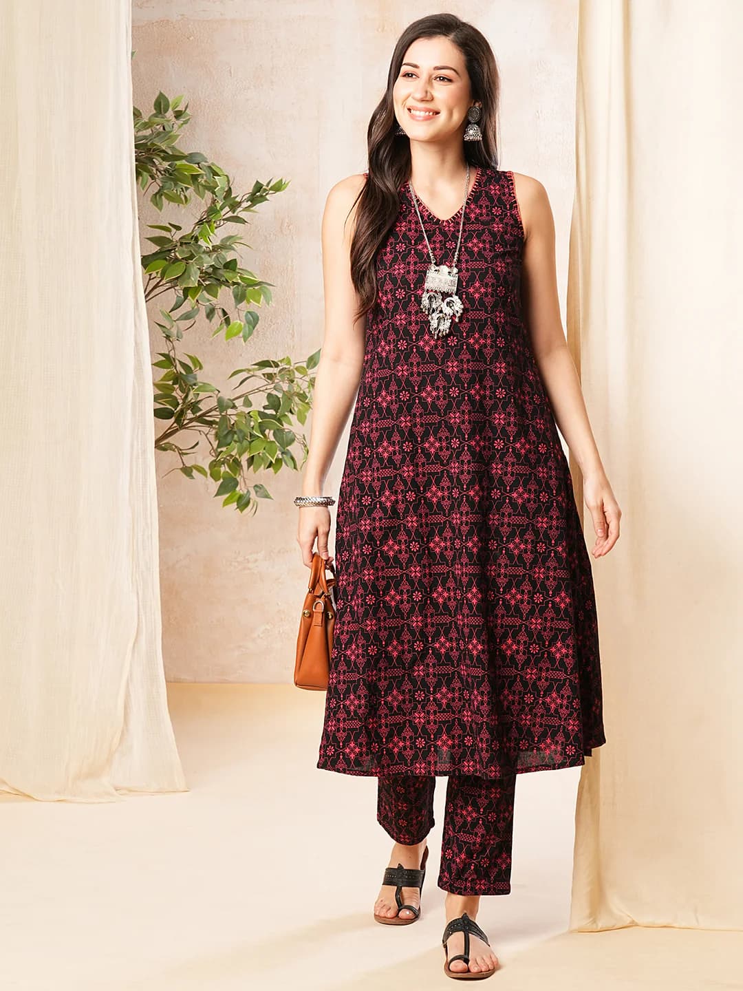 Women's Black Casual Regular Fit Printed Sleeveless Kurta Set