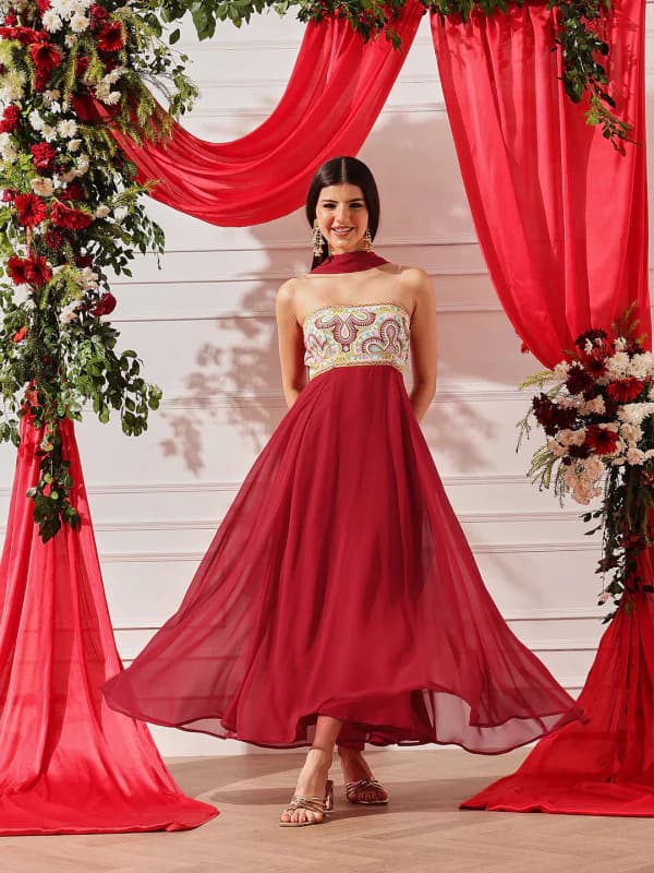 Latest Women Ethnic Dress Collection - Buy Online on Zilo | 60 Min Delivery Latest Women Ethnic Dress Collection - Buy Online on Zilo | 60 Min Delivery