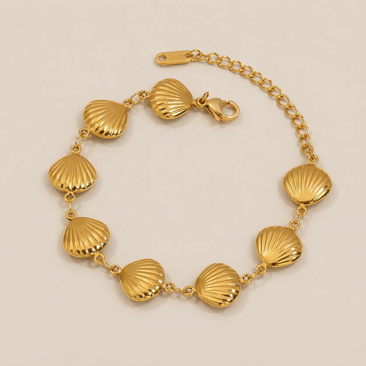 Women's Shella Seashell Charm Bracelet in Gold Tone