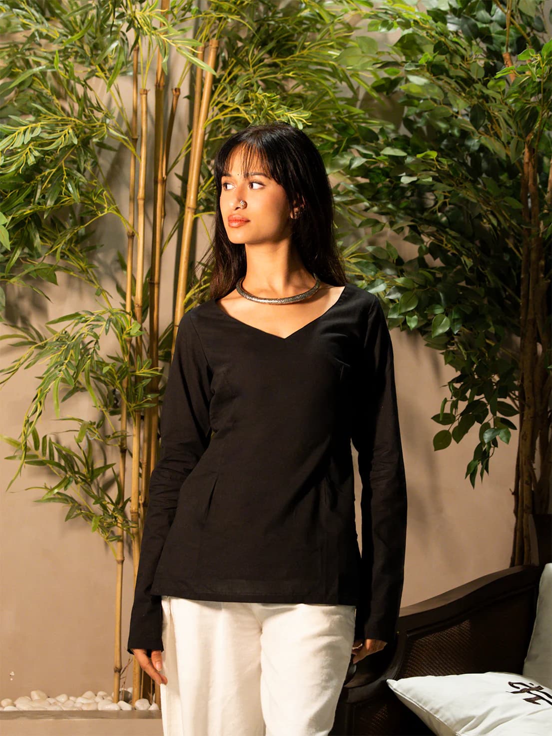 Women's Black Casual Solid Slim Fit V-Neck Kurti