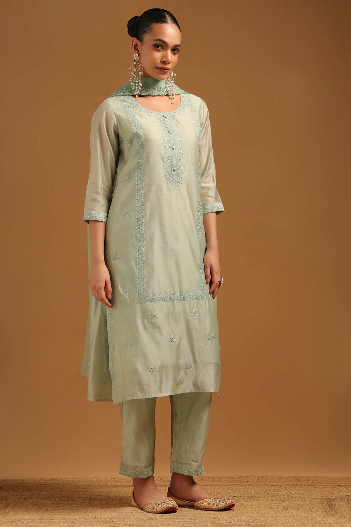 Women's Green Casual Embroidered Straight Round Neck Kurta With Pant