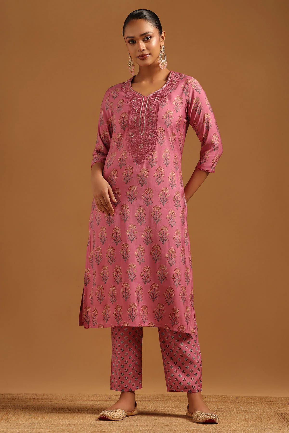Women's Pink Festive Printed V-Neck Kurta With Pant