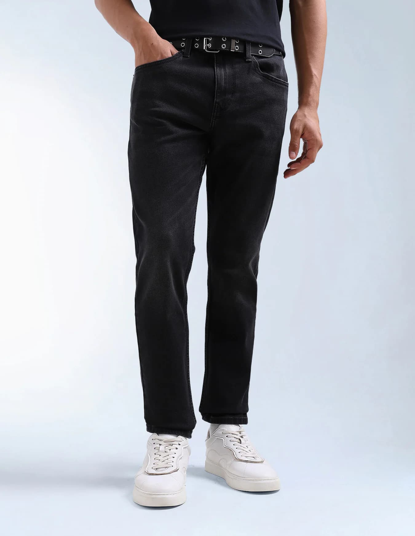 Men's Black Casual Tapered Fit Mid Rise Jeans